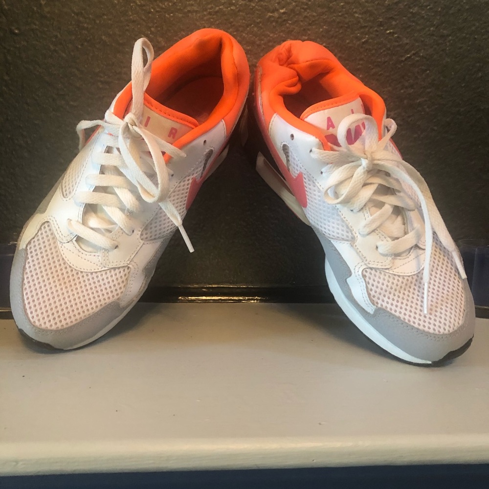 Women’s Nike Air Max tennis shoes 8.5